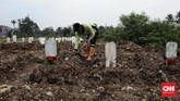 FOTO: Lahan Bekas Empang di Selatan Jakarta Jadi TPU Covid-19 Dua pekan sudah TPU Srengseng Sawah 2 di Jakarta Selatan beroperasi untuk pemakaman jenazah Covid-19. Lahan bekas empang ini mampu menampung 1.020 petak makam.