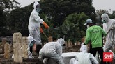 FOTO: Lahan Bekas Empang di Selatan Jakarta Jadi TPU Covid-19 Dua pekan sudah TPU Srengseng Sawah 2 di Jakarta Selatan beroperasi untuk pemakaman jenazah Covid-19. Lahan bekas empang ini mampu menampung 1.020 petak makam.