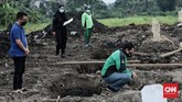 FOTO: Lahan Bekas Empang di Selatan Jakarta Jadi TPU Covid-19 Dua pekan sudah TPU Srengseng Sawah 2 di Jakarta Selatan beroperasi untuk pemakaman jenazah Covid-19. Lahan bekas empang ini mampu menampung 1.020 petak makam.