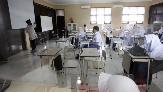 Gubernur Jabar mengatakan pihaknya menggelar program Swasta Peduli Dhuafa agar anak-anak tak mampu yang sekolah di swasta tak perlu bayar.