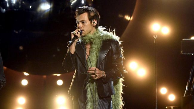 Dijuluki Sebagai Ikon Fashion, Berikut Deretan Gaya Nyentrik Harry Styles  yang Curi Perhatian!