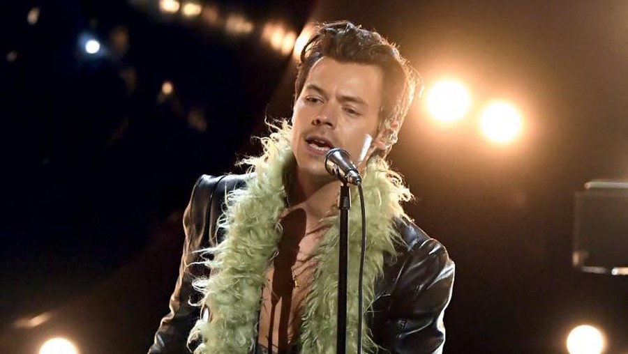 US-63RD-ANNUAL-GRAMMY-AWARDS--TELECAST LOS ANGELES, CALIFORNIA: In this image released on March 14, Harry Styles performs onstage during the 63rd Annual GRAMMY Awards at Los Angeles Convention Center in Los Angeles, California and broadcast on March 14, 2021. Kevin Winter/Getty Images for The Recording Academy/AFP (Photo by KEVIN WINTER / GETTY IMAGES NORTH AMERICA / Getty Images via AFP)