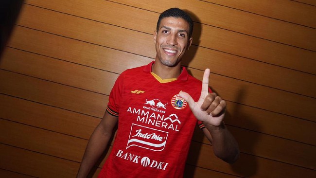Persija Jakarta resmi memperkenalkan rekrutan bek muda Brasil, Yann Motta Pinto.