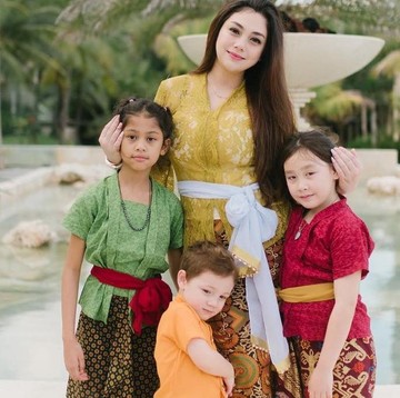 img-title 10 Potret Celine Evangelista dan Ketiga Anaknya, Bak Kakak Adik