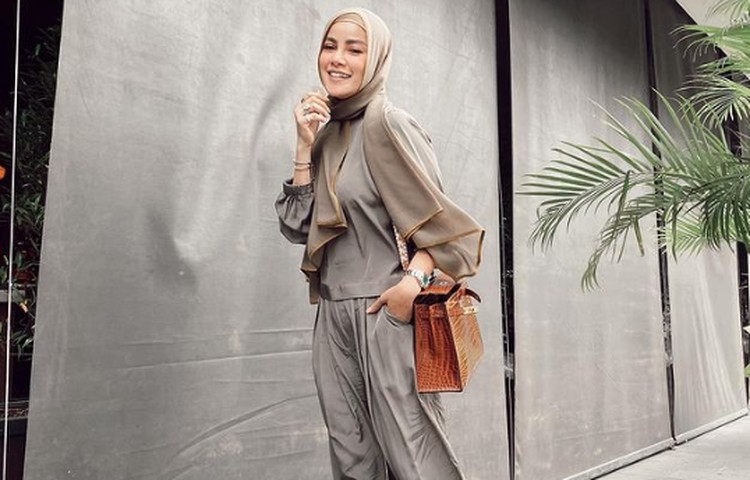 INSPIRASI OOTD CELANA BAGGY Celana baggy semakin banyak diminati di tahun 2021. Yuk coba berkreasi dengan ragam gaya baggy pants, Bunda. Intip inspirasinya di sini.