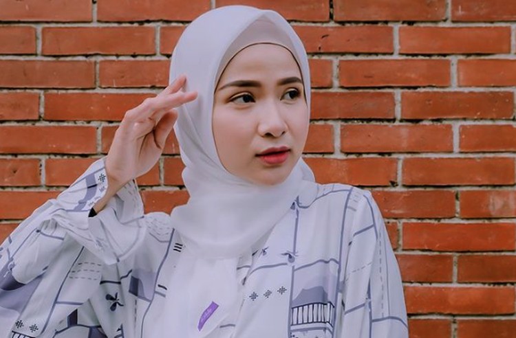 TIPS PAKAI HIJAB AGAR TERLIHAT LEBIH TIRUS Sering tak percaya diri saat memakai jilbab karena bentuk wajah bulat? Berikut tips hijab untuk pemilik bentuk wajah bulat agar tampak lebih tirus.