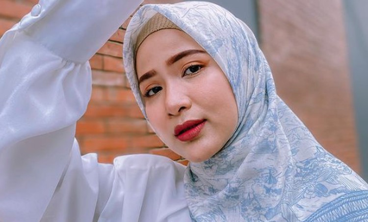7 Tips Hijab untuk Bentuk Wajah Bulat Agar Tampak Lebih Tirus Sering tak percaya diri saat memakai jilbab karena bentuk wajah bulat? Berikut tips hijab untuk pemilik bentuk wajah bulat agar tampak lebih tirus.