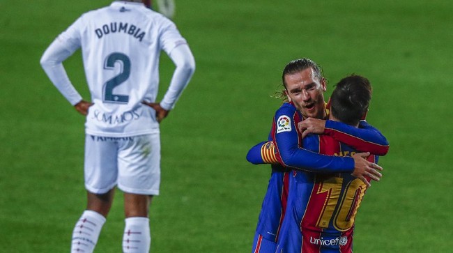 Dua pemain Barcelona, Lionel Messi dan Antoine Griezmann jadi aktor penting saat mengalahkan Huesca 4-1 di Liga Spanyol.