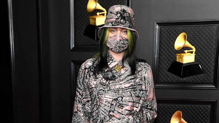 Billie Eilish mempercayakan Gucci untuk pakaiannya saat menghadiri Grammy Awards. Pelantun Everything I Wanted ini memakai setelan atasan dan celana warna pink-gray lengkap dengan bucket hat dan masker./Foto: Page Six