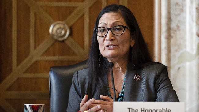 Senat AS menyetujui penunjukan Deb Haaland menjadi menteri dalam negeri. Dia jadi penduduk asli Amerika pertama yang duduki posisi menteri.