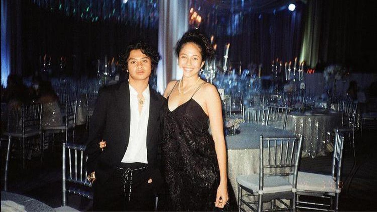 Bastian Steel yang tengah menjalin hubungan asmara dengan Sitha Marino&period; Berikut gaya pacaran mereka yang tuai kritikan&excl;