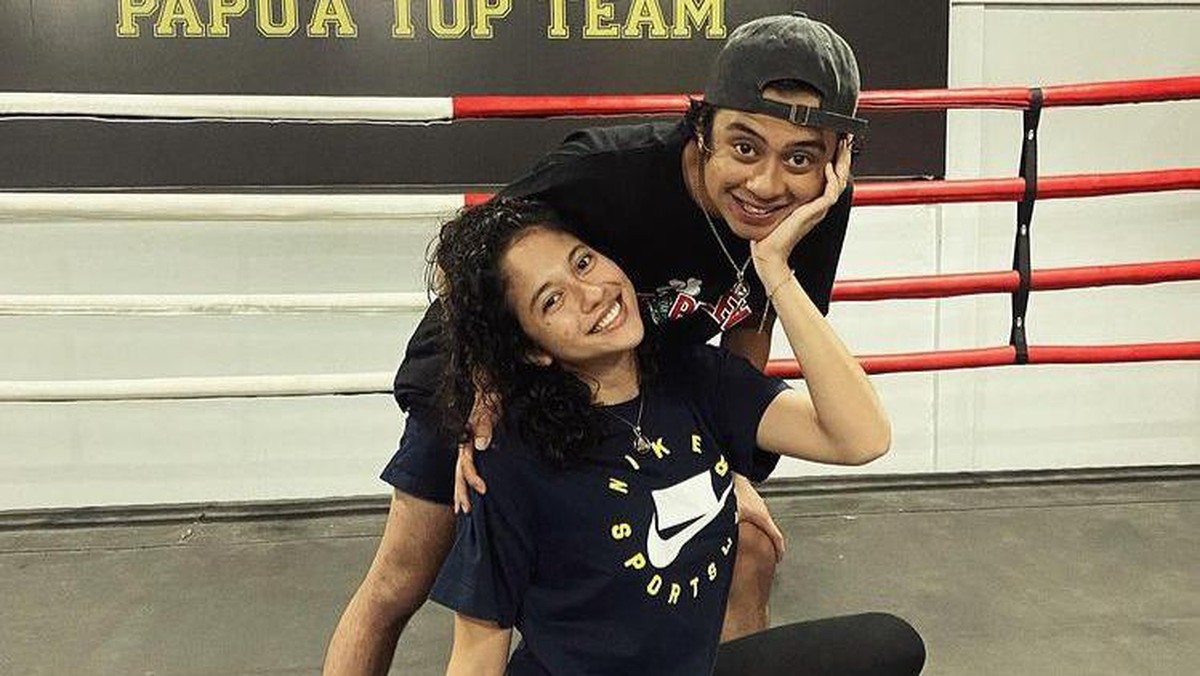 Bastian Steel yang tengah menjalin hubungan asmara dengan Sitha Marino&period; Berikut gaya pacaran mereka yang tuai kritikan&excl;