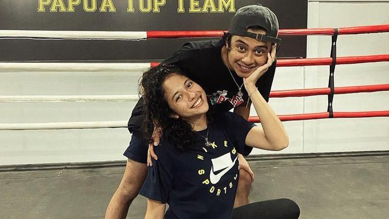 Gaya Pacaran Bastian Steel dan Sitha yang Tuai Kritikan Bastian Steel yang tengah menjalin hubungan asmara dengan Sitha Marino. Berikut gaya pacaran mereka yang tuai kritikan!