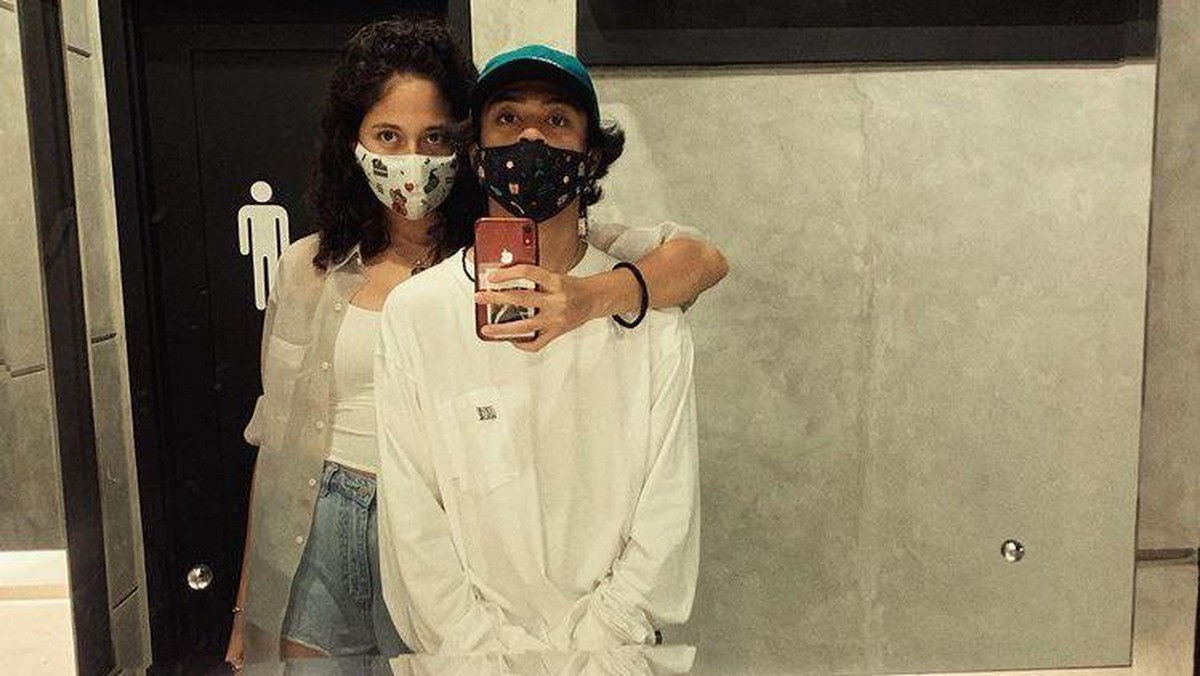 Bastian Steel yang tengah menjalin hubungan asmara dengan Sitha Marino&period; Berikut gaya pacaran mereka yang tuai kritikan&excl;