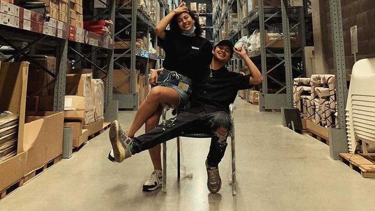 Bastian Steel yang tengah menjalin hubungan asmara dengan Sitha Marino&period; Berikut gaya pacaran mereka yang tuai kritikan&excl;