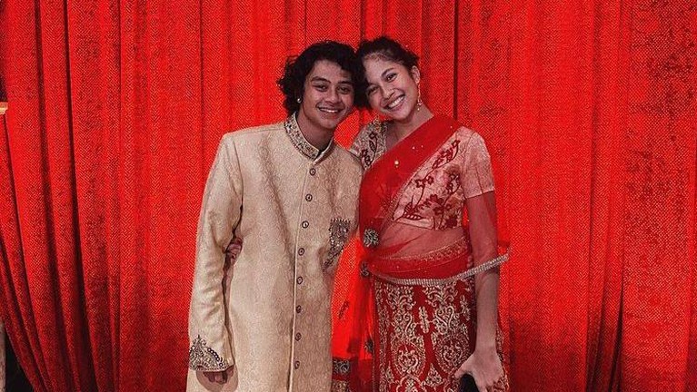 Bastian Steel yang tengah menjalin hubungan asmara dengan Sitha Marino. Berikut gaya pacaran mereka yang tuai kritikan!
