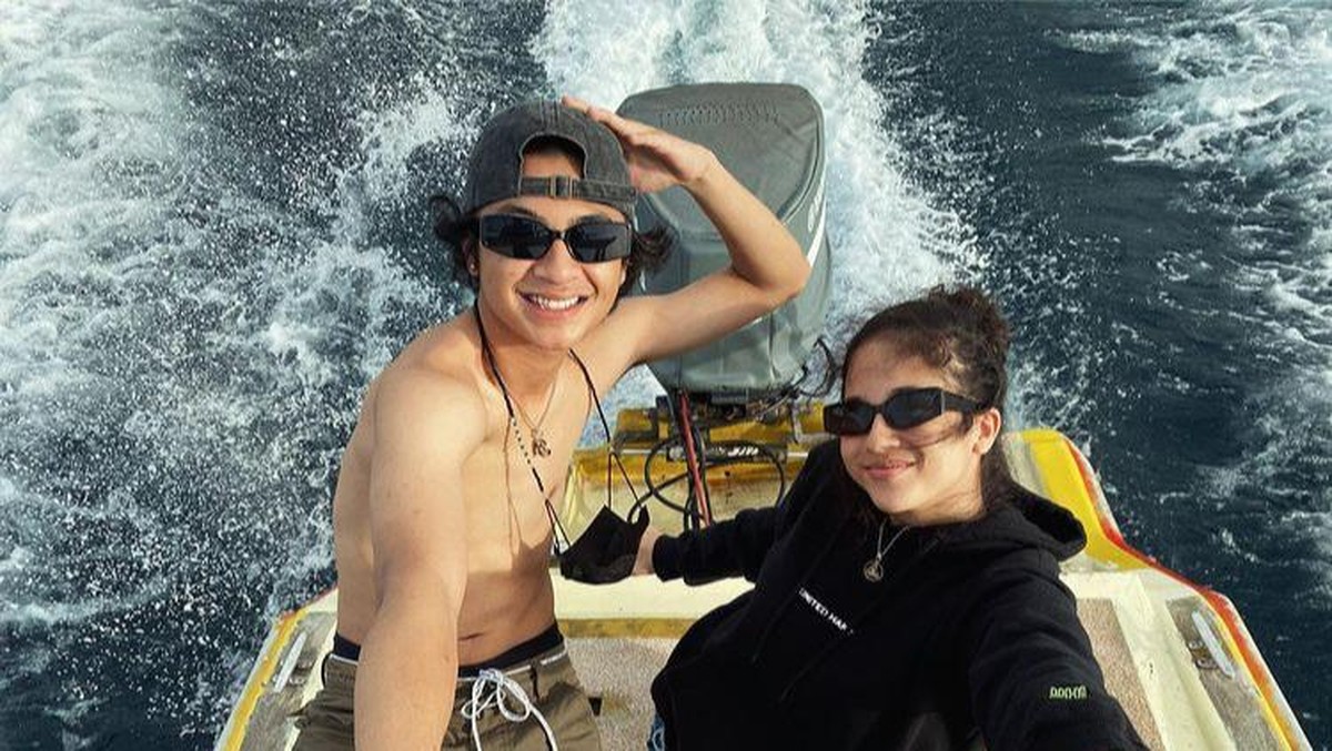 Bastian Steel yang tengah menjalin hubungan asmara dengan Sitha Marino&period; Berikut gaya pacaran mereka yang tuai kritikan&excl;