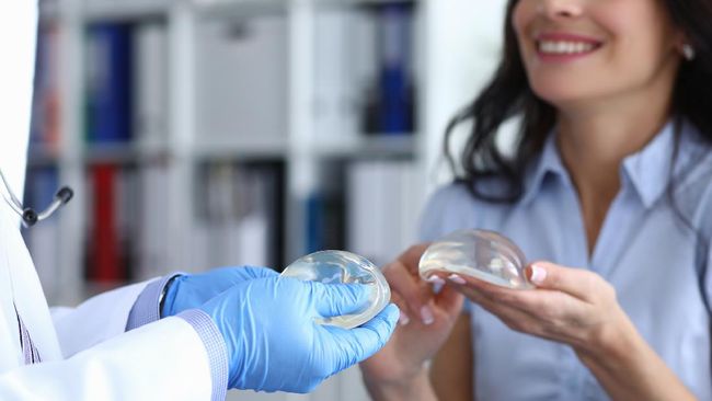 Model Monica Indah diduga menjadi korban malpraktik sebuah klinik kecantikan palsu. Terdapat sejumlah bahaya filler payudara.