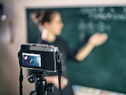 Dukung Istri Mengajar Online, Suami Rela Lakukan Hal Tak Terduga Ini