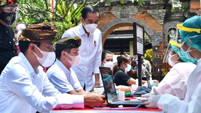 Untuk vaksinasai dosis 2, Bali masih 87,07 persen. DKI Jakarta satu-satunya daerah yang sudah 100 persen vaksinasi baik untuk dosis 1 maupun dosis 2.