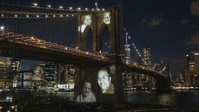 FOTO: Jembatan Brookyln dan Memori Korban Corona New York