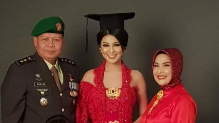 Kenangan Manis Ariska Putri Pertiwi dengan Sang Ayah Tercinta Kabar duka datang dari Ariska Putri Pertiwi Miss Grand International 2016, Ayahnya baru saja meninggal. Berikut kenangan manis Ariska dengan sang Ayah!