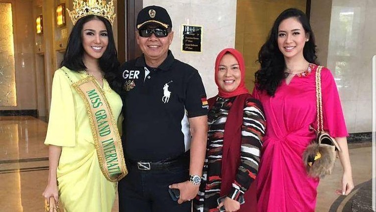 Kabar duka datang dari Ariska Putri Pertiwi Miss Grand International 2016, Ayahnya baru saja meninggal. Berikut kenangan manis Ariska dengan sang Ayah!