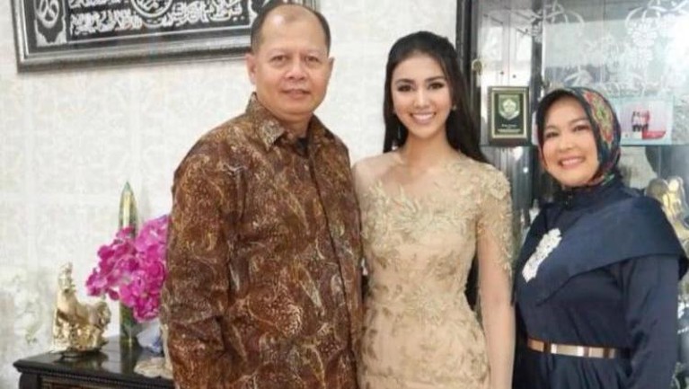 Kabar duka datang dari Ariska Putri Pertiwi Miss Grand International 2016, Ayahnya baru saja meninggal. Berikut kenangan manis Ariska dengan sang Ayah!