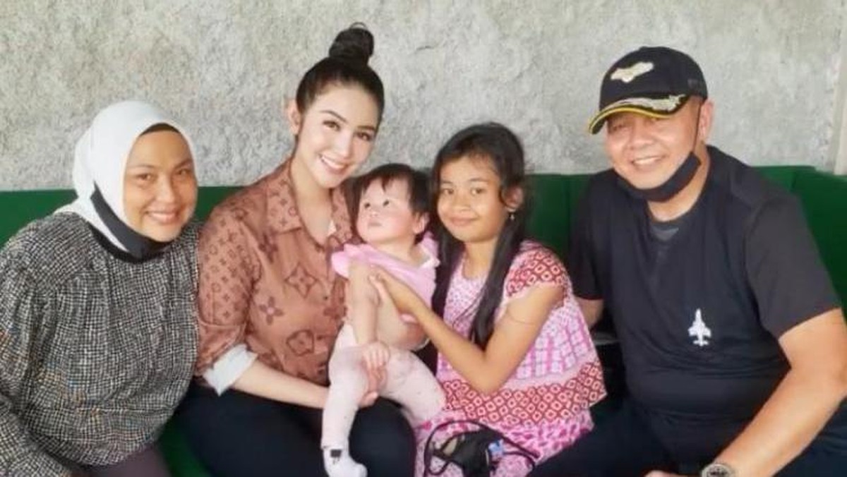 Kabar duka datang dari Ariska Putri Pertiwi Miss Grand International 2016&comma; Ayahnya baru saja meninggal&period; Berikut kenangan manis Ariska dengan sang Ayah&excl;