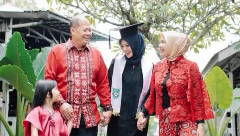 Kenangan Manis Ariska Putri Pertiwi dengan Sang Ayah Tercinta Kabar duka datang dari Ariska Putri Pertiwi Miss Grand International 2016, Ayahnya baru saja meninggal. Berikut kenangan manis Ariska dengan sang Ayah!