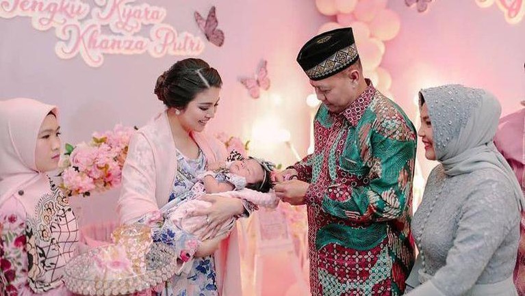 Kenangan Manis Ariska Putri Pertiwi dengan Sang Ayah Tercinta Kabar duka datang dari Ariska Putri Pertiwi Miss Grand International 2016, Ayahnya baru saja meninggal. Berikut kenangan manis Ariska dengan sang Ayah!