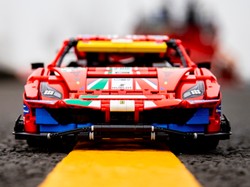 LEGO Hadirkan Minatur Ferrari 488 GTE, Mirip Banget!