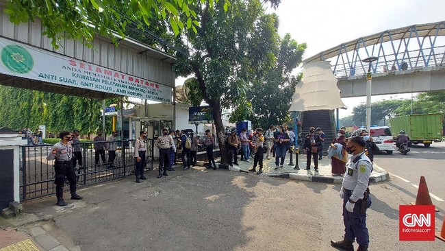 Aparat kepolisian membubarkan kerumunan massa dalam sidang perdana Rizieq Shihab di Pengadilan Negeri Jakarta Timur, Selasa (15/3).