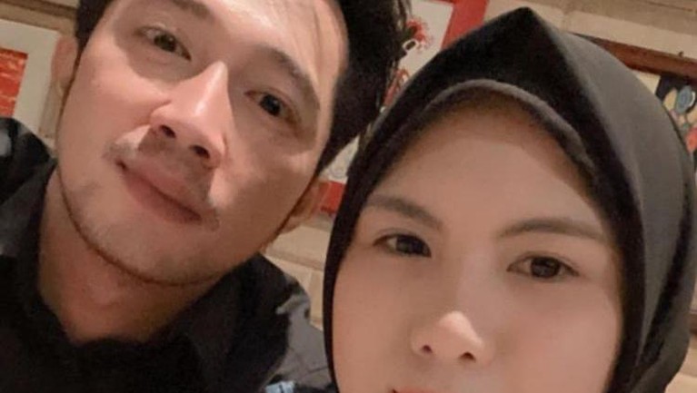 Potret Kebersamaan Evelyn dan Rulyabii yang Sempat Bungkam Berikut potret kebersamaan Evelyn Nada Anjani dan Rulyabii yang sempat bungkam tentang kedekatan mereka.