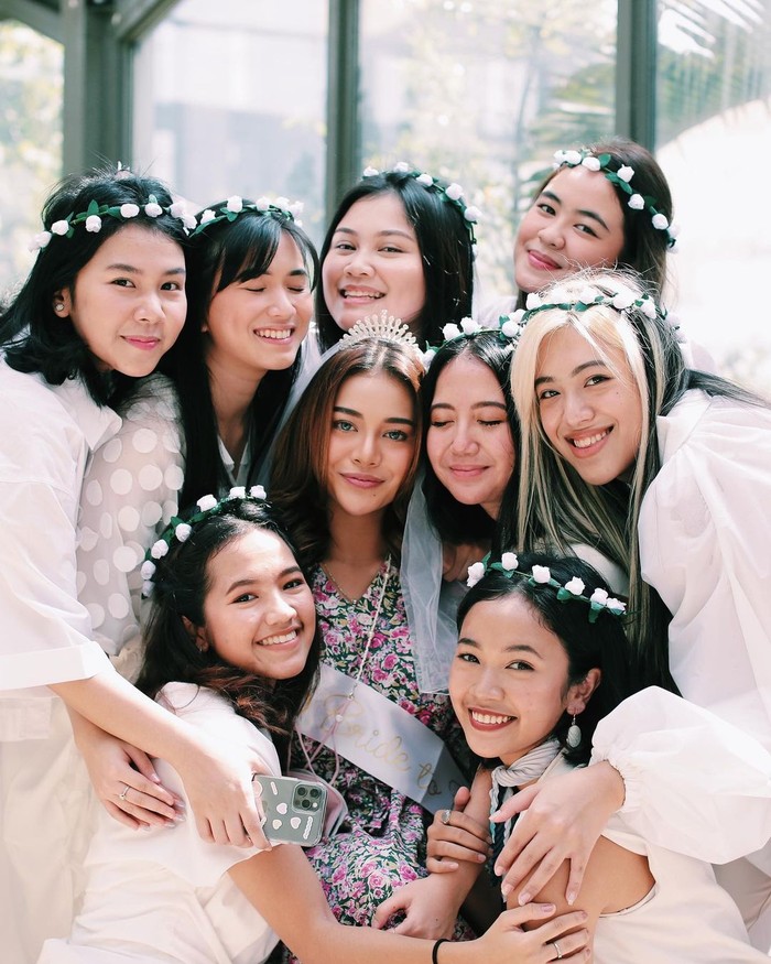 Menjelang pernikahannya, sahabat Aurel Hermansyah yang merupakan teman satu circle saat SMA memberi kejutan berupa bridal shower. (foto: instagram.com/denaayumswr)