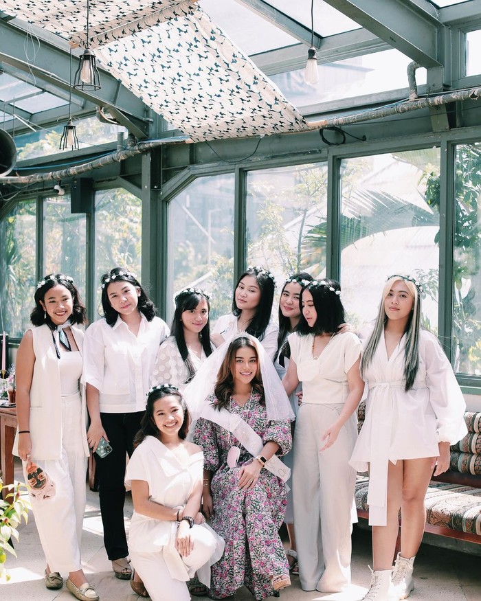 Kejutan bridal shower diberikan di tempat hangout kekinian bernama Lucy in The Sky yang lokasinya di Jakarta Selatan. Acara tersebut sudah dipersiapkan dengan matang oleh sahabat Aurel. (foto: instagram.com/denaayumswr)