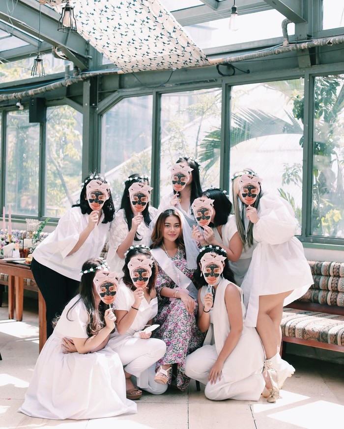 Para sahabat Aurel kompak menggunakan pakaian berwarna putih, mereka juga membawa atribut berupa topeng bergambar wajah Atta Halilintar yang sedang memakai masker (foto: instagram.com/aurelie.hermansyah)