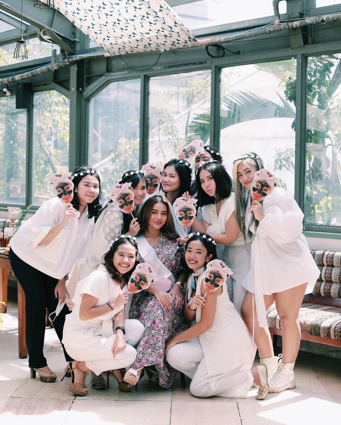 Diantara kesembilan anggota gengnya, baru Aurel yang akan segera menikah. Pecah telor! (foto: instagram.com/aurelie.hermansyah)