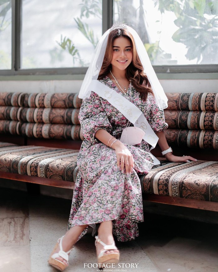 Berbeda dari para sahabatnya, Aurel mengenakan dress bermotif bunga. Tak ketinggalan, ia juga memakai mahkota kecil di rambutnya yang membuatnya makin terlihat anggun. (foto: instagram.com/footagestory)