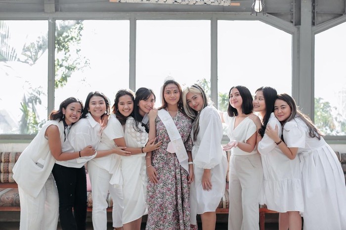 Di penghujung acara bridal shower, wajah Aurel diberi coretan berwarna merah dengan tulisan