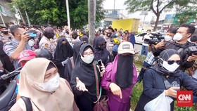 Polisi Bubarkan Ibu-ibu Pendukung Rizieq Shihab di PN Jaktim