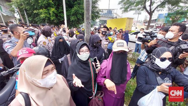 The masses of mothers clash with the authorities at the Rizieq Shihab trial