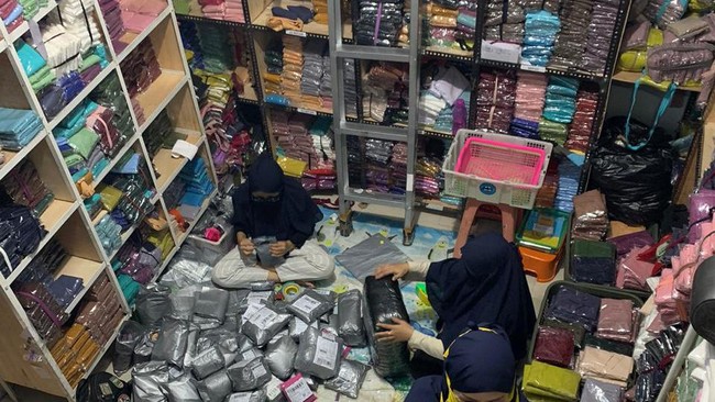 Pelaku UMKM asal Bandung yang bergerak di bidang fesyen muslim, Eka berhasil mempertahankan bisnisnya bersama Shopee di masa pandemi Covid-19.