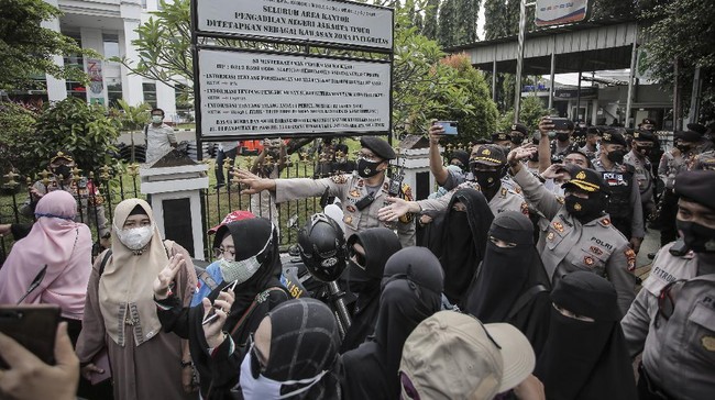 Susan, 49 tahun, menyebut Rizieq adalah sosok yang terzalimi karena dari sekian banyak pelanggara Covid, cuma Rizieq yang diproses hukum.