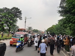 Dilarang Masuk ke Ruang Sidang, Massa HRS Berkerumun di Depan PN Jaktim