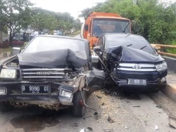 Truk Rem Blong Seruduk 2 Mobil di Jalan Lintas Selatan Cilegon