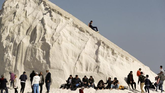 Bukit garam menjadi destinasi wisata baru yang viral di Mesir. Warga berdatangan untuk menjajal main ski di sana.