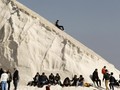 Viral Warga Mesir Main Ski di Bukit Garam