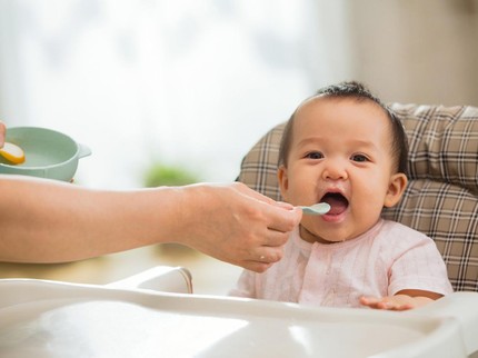 Bayi 4 Bulan Sudah Bisa Diberikan MPASI? Lihat Dulu Aturannya Bun