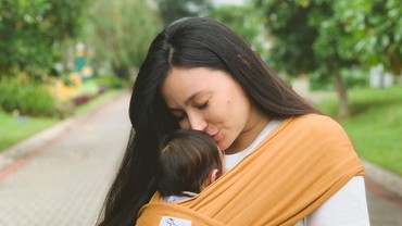 img-title Jawaban Cerdas Asmirandah Saat Anak Disebut 'Bau Tangan'